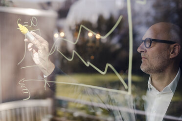 senior Businessman beim Brainstorming, Formeln auf Fensterscheibe zeichnen - GUSF00677