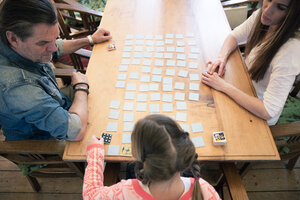 Familie spielt Memory am Tisch zu Hause - MOEF01070