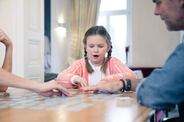 Family playing memory on table at home - MOEF01077