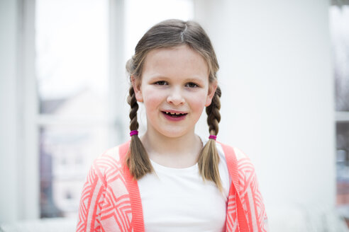 Porträt eines lächelnden Mädchens mit Zöpfen - MOEF01088
