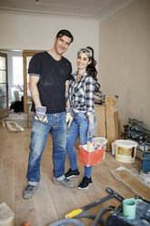 Glückliches Paar bei der Renovierung seines neuen Hauses - PESF01079