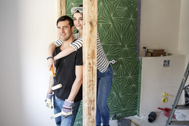 Glückliches Paar bei der Renovierung seines neuen Hauses - PESF01085