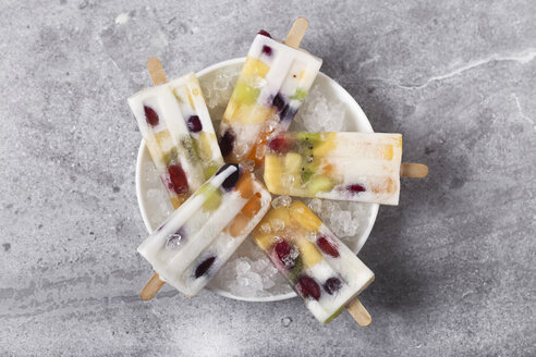 Homemade fruits and yogurt ice lollies on marble - RTBF01213