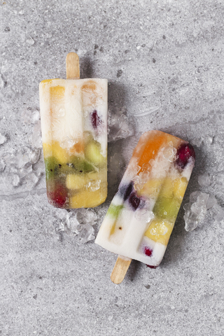 Hausgemachte Früchte und Joghurteislutscher auf Marmor, lizenzfreies Stockfoto