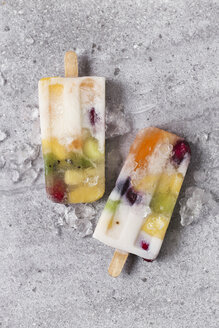 Homemade fruits and yogurt ice lollies on marble - RTBF01215