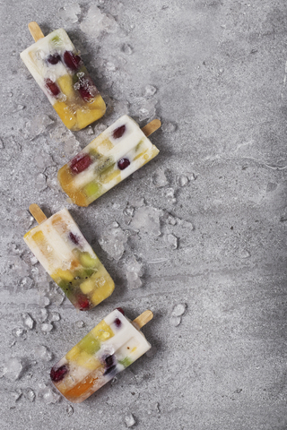 Hausgemachte Früchte und Joghurteislutscher auf Marmor, lizenzfreies Stockfoto