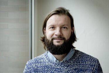 Man with beard, portrait - FLLF00001