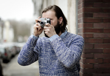 Mann mit Bart fotografiert mit alter Kamera - FLLF00004