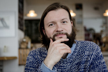 Man with beard sitting in cafe, portrait - FLLF00008