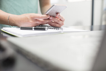 Notebook und Mobiltelefon - ZEF15381