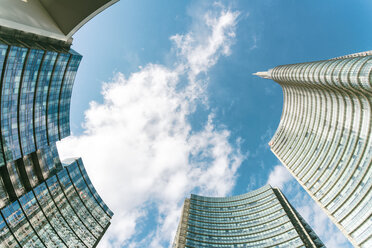 Italien, Lombardei, Mailand, Piazza Gae Aulenti mit dem Unicredit-Turm und dem Einkaufszentrum - TAM01038