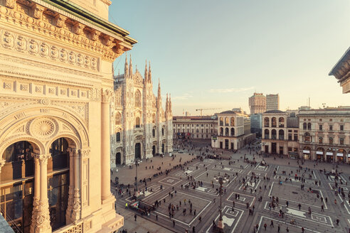 Italien, Lombardei, Piazza del Duomo in Mailand von der Galleria Vittorio Emanuele II aus gesehen - TAMF01050