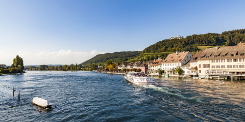 Schweiz, Kanton Schaffhausen, Stein am Rhein, Rhein, Ausflugsschiff, Burg Hohenklingen, lizenzfreies Stockfoto