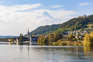 Schweiz, Kanton Schaffhausen, Stein am Rhein, Rhein, Stadtbild mit Burg Hohenklingen - WDF04607