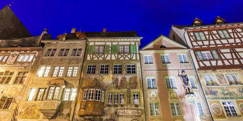 Schweiz, Stein am Rhein, Altstadt, historische Häuser am Rathausplatz, Fresken, blaue Stunde - WDF04613