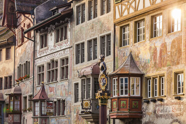 Schweiz, Stein am Rhein, Altstadt, historische Häuser am Rathausplatz, Fresken, Skulptur am Brunnen - WDF04614