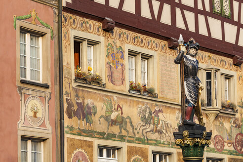 Schweiz, Stein am Rhein, Altstadt, historische Häuser am Rathausplatz, Fresken, Skulptur am Brunnen - WDF04615