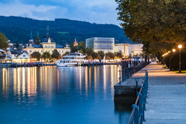 Austria, Vorarlberg, Bregenz, Lake Constance, Harbour, lakeside promenade, Kunsthaus Bregenz in the evening - WDF04628
