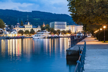 Österreich, Vorarlberg, Bregenz, Bodensee, Hafen, Seepromenade, Kunsthaus Bregenz am Abend - WDF04628