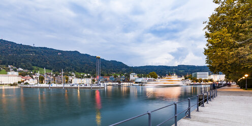 Austria, Vorarlberg, Bregenz, Lake Constance, Harbour, lakeside promenade, Kunsthaus Bregenz in the evening - WDF04629