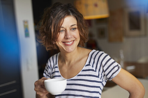 Porträt einer entspannten reifen Frau mit einer Tasse Kaffee zu Hause - PNEF00619