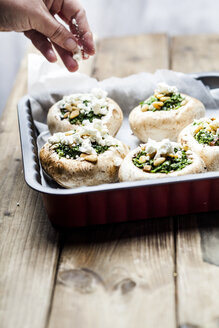 Filled champignons with spinach and feta in gratin dish - SBDF03538