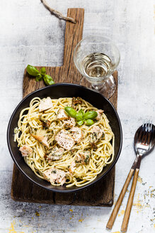 Spaghetti with creamy spinach sauce, dried tomatoes and salmon - SBDF03542