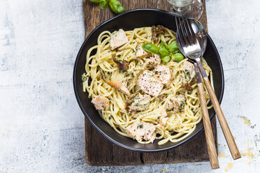 Spaghetti mit Spinat-Sahnesauce, getrockneten Tomaten und Lachs - SBDF03543