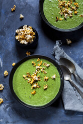 Vegan green vegetable soup with spinach, leek and peas, chili popcorn - SBDF03551