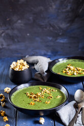Vegan green vegetable soup with spinach, leek and peas, chili popcorn - SBDF03553