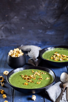 Vegane grüne Gemüsesuppe mit Spinat, Lauch und Erbsen, Chili-Popcorn - SBDF03553