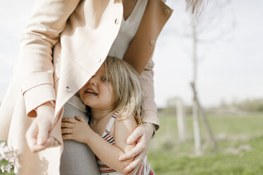 Mutter und kleine Tochter zusammen in der Natur - KMKF00241