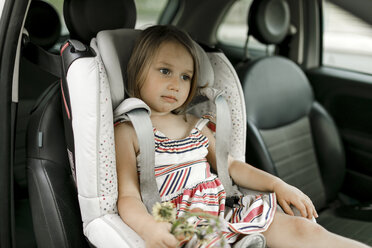 Porträt eines kleinen Mädchens, das im Kindersitz sitzt und wartet - KMKF00246