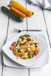 Zoodles mit Spaghetti, Tomaten und Mini-Mozzarella-Käsebällchen - SARF03684