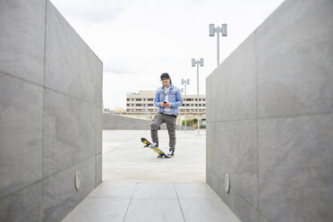 Junger Mann auf dem Skateboard in der Stadt - FMOF00357