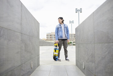 Junger Mann auf dem Skateboard in der Stadt - FMOF00358