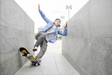 Junger Mann auf dem Skateboard in der Stadt - FMOF00361