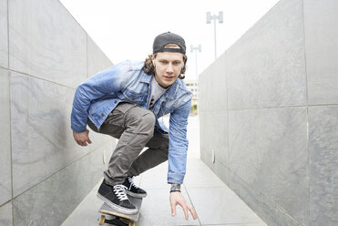 Junger Mann auf dem Skateboard in der Stadt - FMOF00362