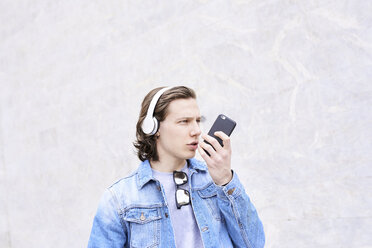 Young man in the city talking on the phone - FMOF00373