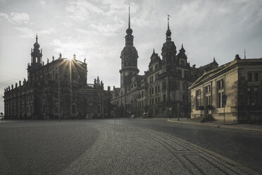 Deutschland, Sachsen, Dresden, Theaterplatz, Dresdner Schloss, Dresdner Kathedrale in der Morgensonne - ASCF00860