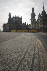 Deutschland, Sachsen, Dresden, Theaterplatz, Dresdner Schloss, Dresdner Kathedrale in der Morgensonne, Straßenbahn - ASCF00861