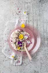 Naturjoghurt mit Buchweizengrütze, essbaren Blüten und Kakaonibs - MYF02032