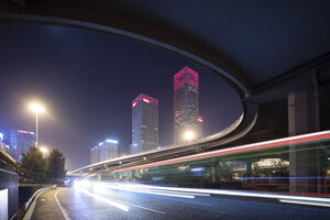 China, Peking, Zentrales Geschäftsviertel und Verkehr bei Nacht - SPPF00030