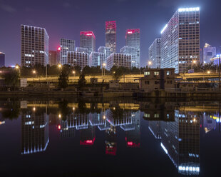 China, Peking, Zentrales Geschäftsviertel und Verkehr bei Nacht - SPPF00031
