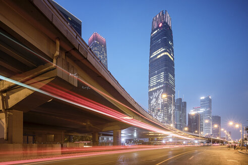 China, Peking, Zentrales Geschäftsviertel und Verkehr bei Nacht - SPPF00032