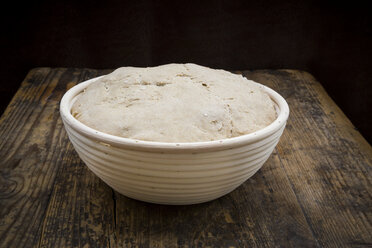 Homemade sourgough bread in baking basket - LVF06905