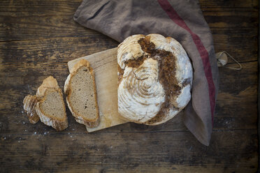 Hausgemachtes Sauerteig-Roggenbrot auf dem Schneidebrett - LVF06910