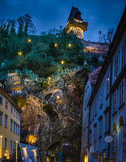 Österreich, Steiermark, Graz, Grazer Schlossberg, Schlossberg mit Treppenhaus, Uhrenturm bei Nacht - EJWF00879