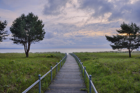 Deutschland, Insel Rügen, Binz, Holzpromenade zum Strand am Abend - RUEF01867