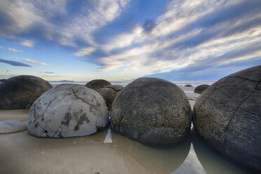 Neuseeland, Otago Küste, Moeraki Boulders am Koekohe Strand mit dramatischem Himmel - RUEF01871